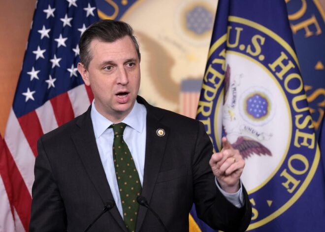 Reps Kickstart Effort to Ban Congressional Stock Trading
