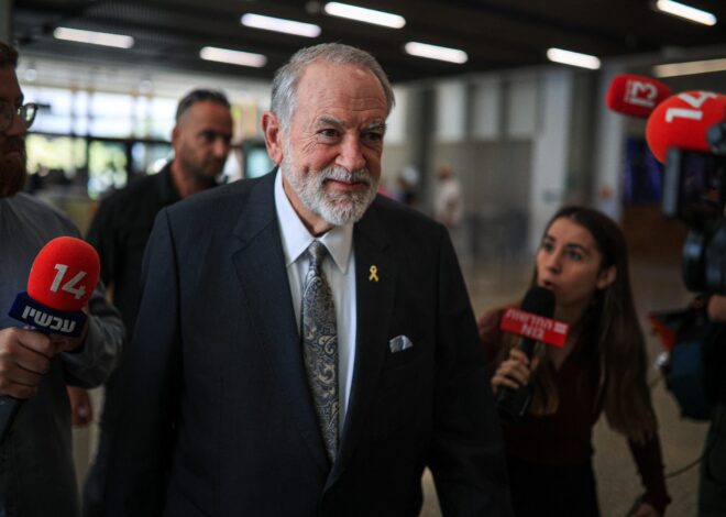 Huckabee Visits Netanyahu’s Corruption Trial in Strong Show of Support