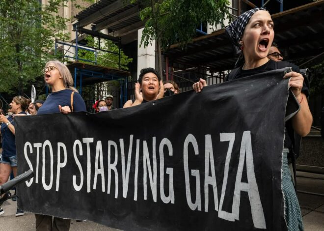 Protesters bang pots and pans outside Chicago Israeli consulate to condemn starvation in Gaza — Fight Back! News
