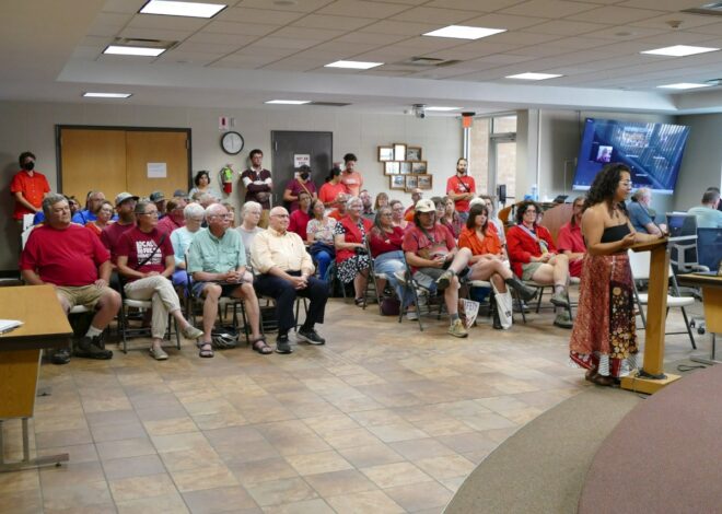 Decorah, IA residents demand city take action to limit ICE cooperation — Fight Back! News
