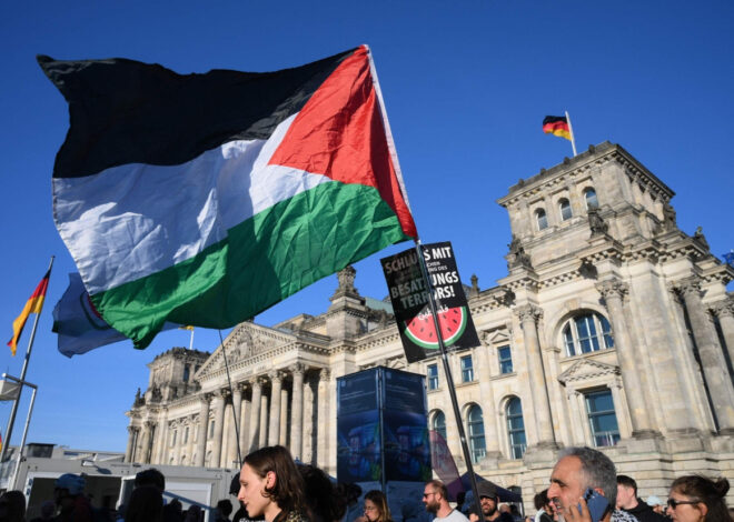 In Berlin, 100,000 Demonstrate for Gaza