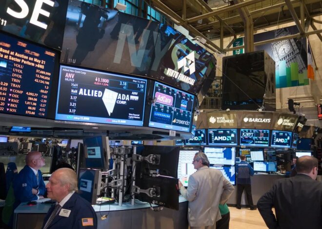 Nearly 100 Former Lawmakers Call on House To Ban Stock Trading by Members of Congress