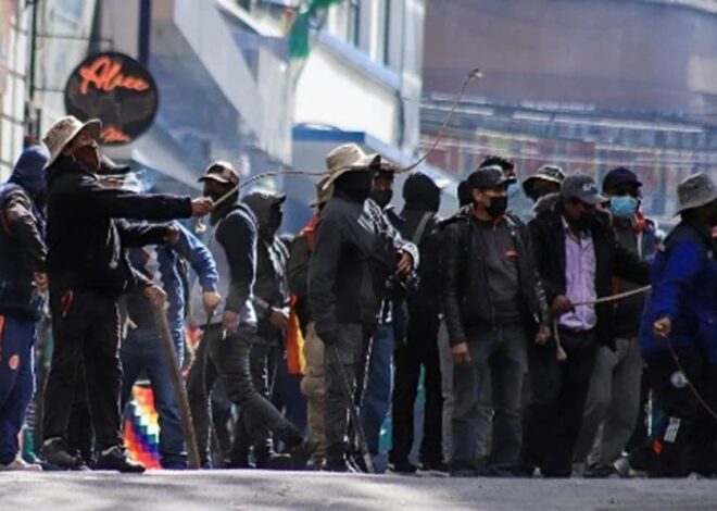 Inside a Self-Organized Blockade Committee to Oust Rodrigo Paz