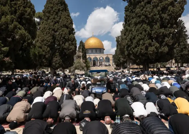 70,000 Palestinians attend Friday prayers at Al-Aqsa amid Israeli restrictions – Middle East Monitor
