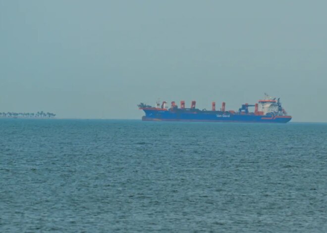 Iran closes Hormuz Strait to all vessels in response to new US attack – Middle East Monitor