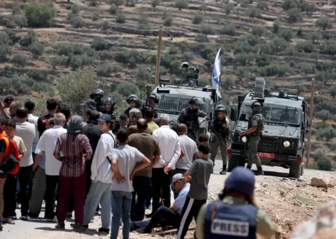 Protest in West Bank over illegal settler outpost as Israeli forces intervene and detain protesters – Middle East Monitor
