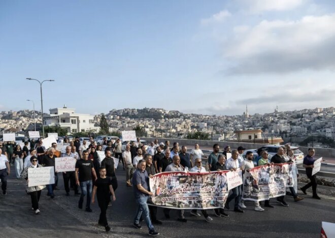 Palestinians, foreign and Israeli activists protest in West Bank town, head to besieged homes by Israeli occupiers – Middle East Monitor
