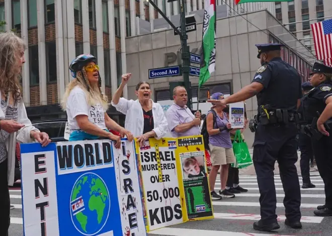 Pro-Palestine protesters hold demonstration outside Israeli Consulate in New York – Middle East Monitor
