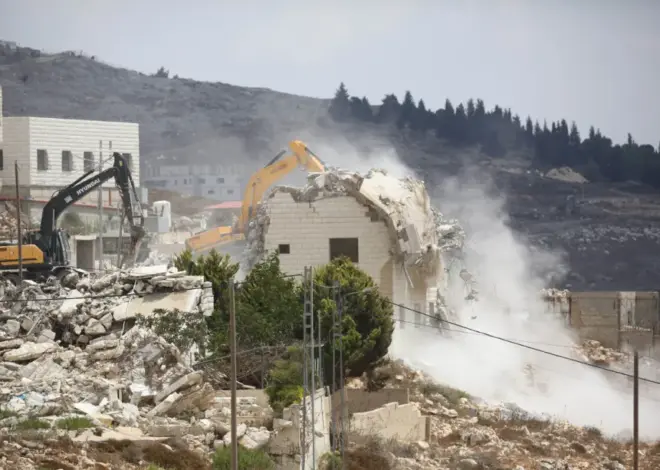 Israeli army demolishes 3 Palestinian buildings, detains 7 in West Bank – Middle East Monitor