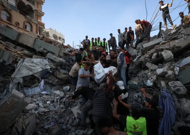 5 children among 20 Palestinians killed as war-damaged building collapses in Gaza City – Middle East Monitor