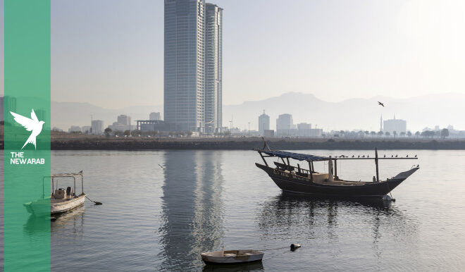 How could an oil spill off UAE coast affect desalination plants?