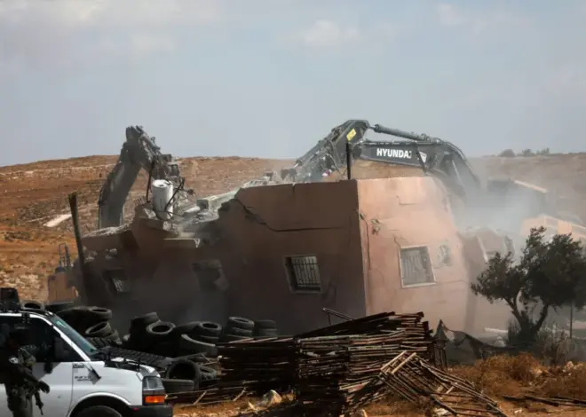 Israeli army demolishes home housing two Palestinian families near Hebron – Middle East Monitor