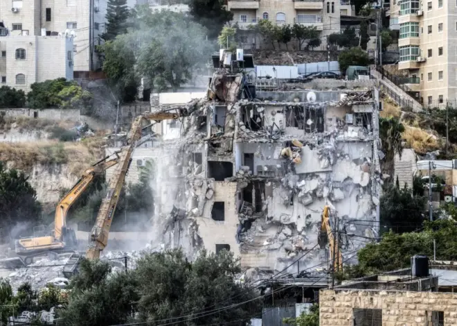Israel demolishes building housing 35 Palestinians near Qalandia: Jerusalem governorate – Middle East Monitor